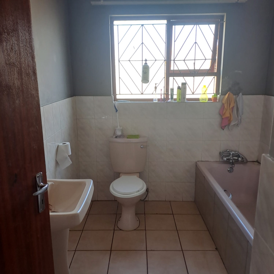 To Let 3 Bedroom Property for Rent in Laurie Dashwood Park Eastern Cape